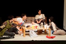 餓鬼の断食 vol.4.5「スイッチ」「対岸は、火事。」より。（撮影：
松本尚大）