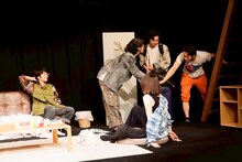 餓鬼の断食 vol.4.5「スイッチ」「対岸は、火事。」より。（撮影：
松本尚大）