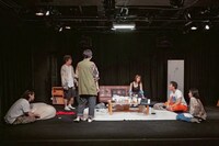 餓鬼の断食 vol.4.5「スイッチ」「対岸は、火事。」より。（撮影：
松本尚大）