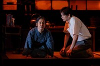 こまつ座「母と暮せば」より。（撮影：福岡諒祠）