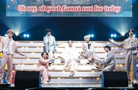 ライブステージ「BACK TO THE MEMORIES PART5」より。