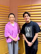 左から吉崎典子、尾上右近。