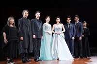 左から石丸さち子、神尾佑、廣瀬友祐、愛希れいか、柚希礼音、加藤和樹、甲斐翔真、春風ひとみ。