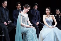 談笑中の愛希れいか（前列左）と柚希礼音（前列右）。