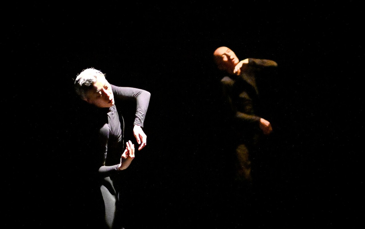 勅使川原三郎の新作「電気の夢」上演中、ガストン・バシュラールの詩的想像力の研究に着想