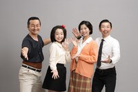 左から波岡一喜扮する竹本テツ、澤井梨丘扮する竹本チエ、三倉茉奈扮する竹本ヨシ江、演出の村角太洋。