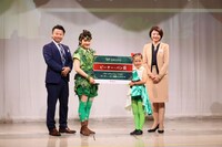 「ブロードウェイミュージカル『ピーター・パン』なりきりコンテスト」表彰式の様子。
