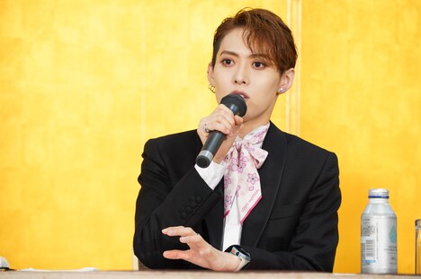 OSK日本歌劇団「レビュー 夏のおどり」取材会より、翼和希。