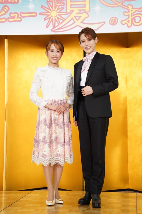 OSK日本歌劇団「レビュー 夏のおどり」取材会より、翼和希(右)と千咲えみ(左)。