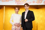 OSK日本歌劇団「レビュー 夏のおどり」取材会より、翼和希（右）と千咲えみ（左）。