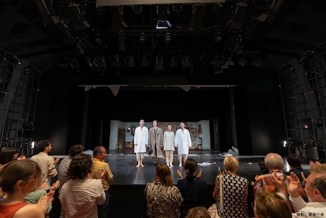 ルーマニア・シビウの国立ラドゥスタンカ国立劇場で、6月26日に上演された佐々木蔵之介の一人芝居「ヨナ-Jonah」カーテンコールの様子。（撮影：齋藤千春）