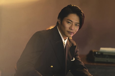 青柳尊哉のキャストビジュアル。（撮影：宮田浩史）