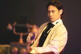 鯨井康介のキャストビジュアル。（撮影：宮田浩史）