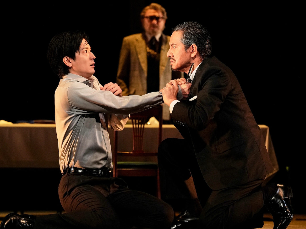 “思いもよらない世界”へ…中島裕翔・岡本健一ら出演「みんな鳥になって」上演中