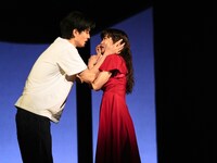 舞台「みんな鳥になって」より。（撮影：細野晋司）