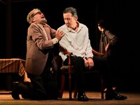 舞台「みんな鳥になって」より。（撮影：細野晋司）