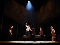 舞台「みんな鳥になって」より。（撮影：細野晋司）