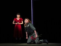 舞台「みんな鳥になって」より。（撮影：細野晋司）