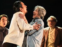 舞台「みんな鳥になって」より。（撮影：細野晋司）