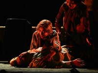 舞台「みんな鳥になって」より。（撮影：細野晋司）