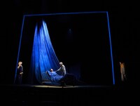 舞台「みんな鳥になって」より。（撮影：細野晋司）