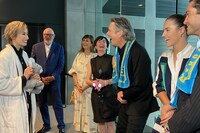 柚香光（左）のソロコンサートを観劇した「バーン・ザ・フロア」カンパニー。