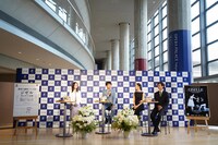 新国立劇場バレエ団「ジゼル」ロンドン公演に向けた記者発表より。左から吉田都、木下グループの木下直哉代表取締役社長、米沢唯、井澤駿。