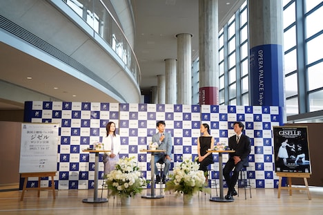 新国立劇場バレエ団「ジゼル」ロンドン公演に向けた記者発表より。左から吉田都、木下グループの木下直哉代表取締役社長、米沢唯、井澤駿。