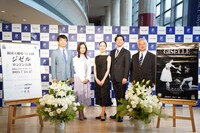 新国立劇場バレエ団「ジゼル」ロンドン公演に向けた記者発表より。左から木下グループの木下直哉代表取締役社長、吉田都、米沢唯、井澤駿、新国立劇場の藤野公之理事。