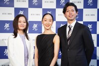 新国立劇場バレエ団「ジゼル」ロンドン公演に向けた記者発表より。左から吉田都、米沢唯、井澤駿。