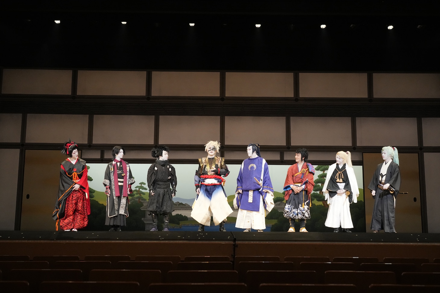歌舞伎「刀剣乱舞 東鑑雪魔縁」囲み取材の様子。左から河合雪之丞、尾上左近、中村鷹之資、中村獅童、尾上松也、中村歌昇、中村莟玉、上村吉太朗。