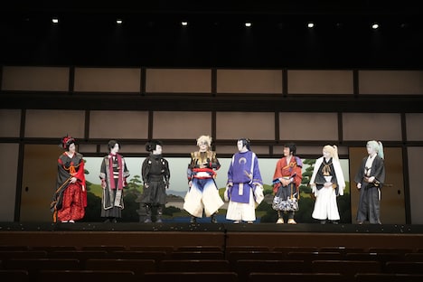 歌舞伎「刀剣乱舞 東鑑雪魔縁」囲み取材の様子。左から河合雪之丞、尾上左近、中村鷹之資、中村獅童、尾上松也、中村歌昇、中村莟玉、上村吉太朗。