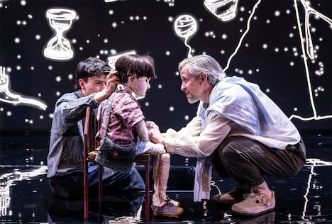 「Our Cosmic Dust」より。（Photo by Pamela Raith）