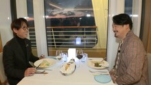 「あこがれの絶景クルーズ旅」より。ディナーを楽しむ坂本昌行（左）と小田井涼平（右）。