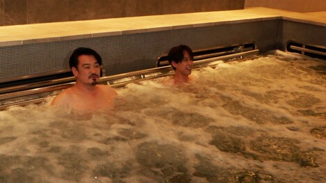 「あこがれの絶景クルーズ旅」より。ジェットバスでくつろぐ小田井涼平（左）と坂本昌行（右）。