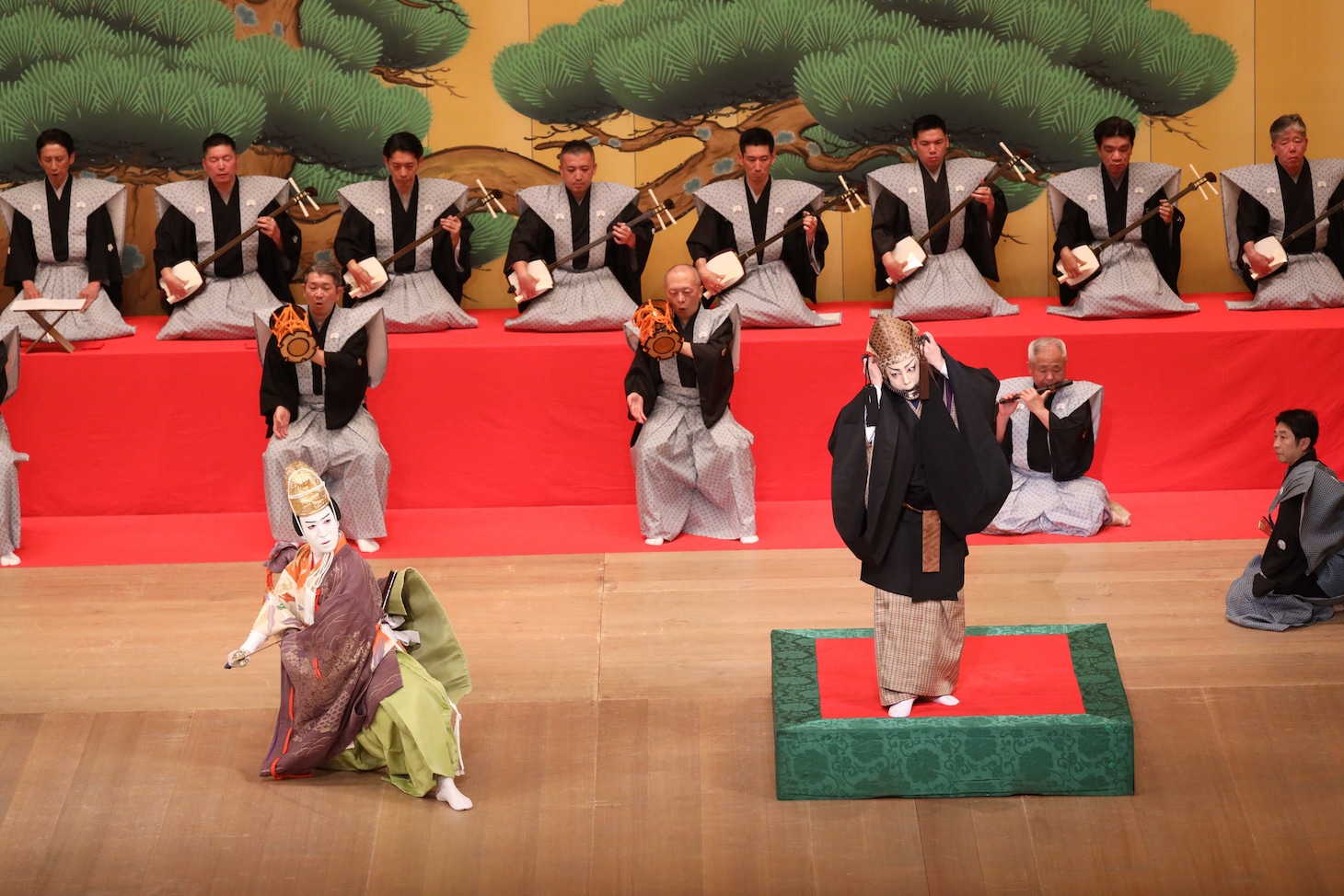 「土蜘」より、左から中村時蔵、八代目尾上菊五郎。