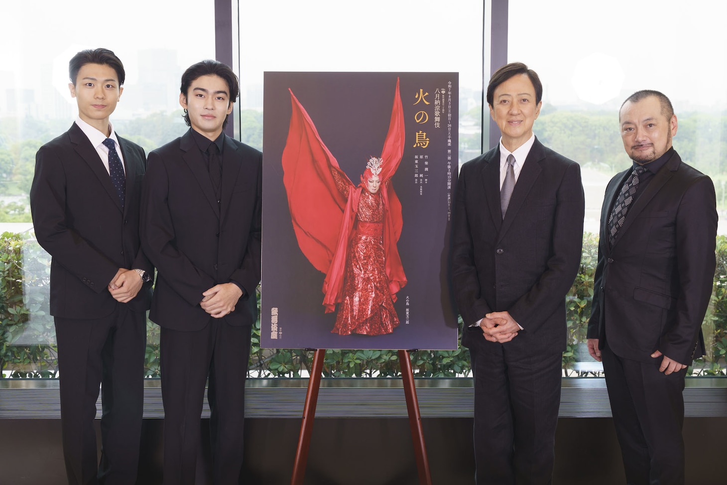 「火の鳥」合同取材会より、左から市川團子、市川染五郎、坂東玉三郎、原純。（撮影：岡本隆史）
