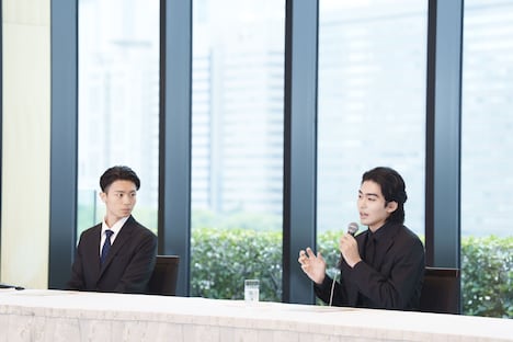 「火の鳥」合同取材会より、左から市川團子、市川染五郎。（撮影：岡本隆史）