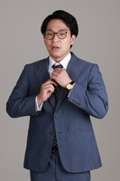 森田亘扮する海軍部下 / 放送局職員。