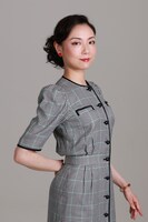 鹿島ゆきこ扮する赤島放送員。