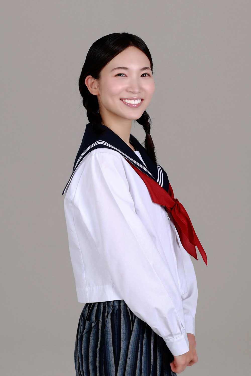 髙橋果鈴扮する綾子。