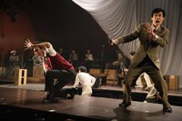 あやめ十八番 第17回公演 夏の劇場09 日本劇作家協会プログラム 音楽劇「金鶏 二番花」より。（撮影：富田一也）