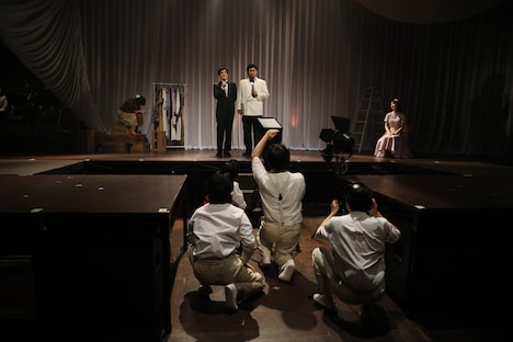 あやめ十八番 第17回公演 夏の劇場09 日本劇作家協会プログラム 音楽劇「金鶏 二番花」より。（撮影：富田一也）