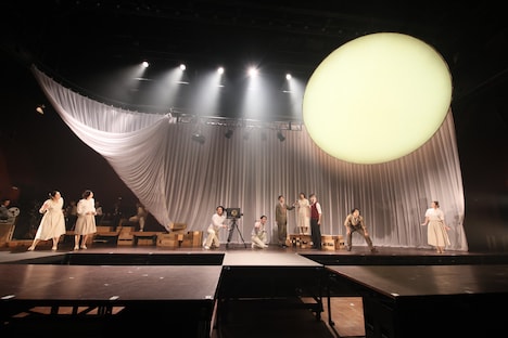 あやめ十八番 第17回公演 夏の劇場09 日本劇作家協会プログラム 音楽劇「金鶏 二番花」より。（撮影：富田一也）