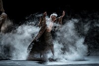 田中泯｜名和晃平「彼岸より」の様子。（Photo by Yoshikazu INOUE）