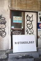 モトコーの入り口にはMOTOKOLOGYのロゴが。