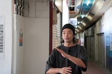 MOTOKOLOGYについて説明する森山未來。