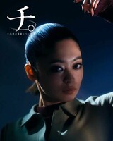 舞台「チ。 ―地球の運動について―」より、ドゥラカ役などを務める吉柳咲良のソロビジュアル。