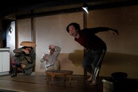 流山児★事務所 創立40周年記念公演 平田俊子作品連続上演より、「ガム兄さん」の様子。（撮影：横田敦史）