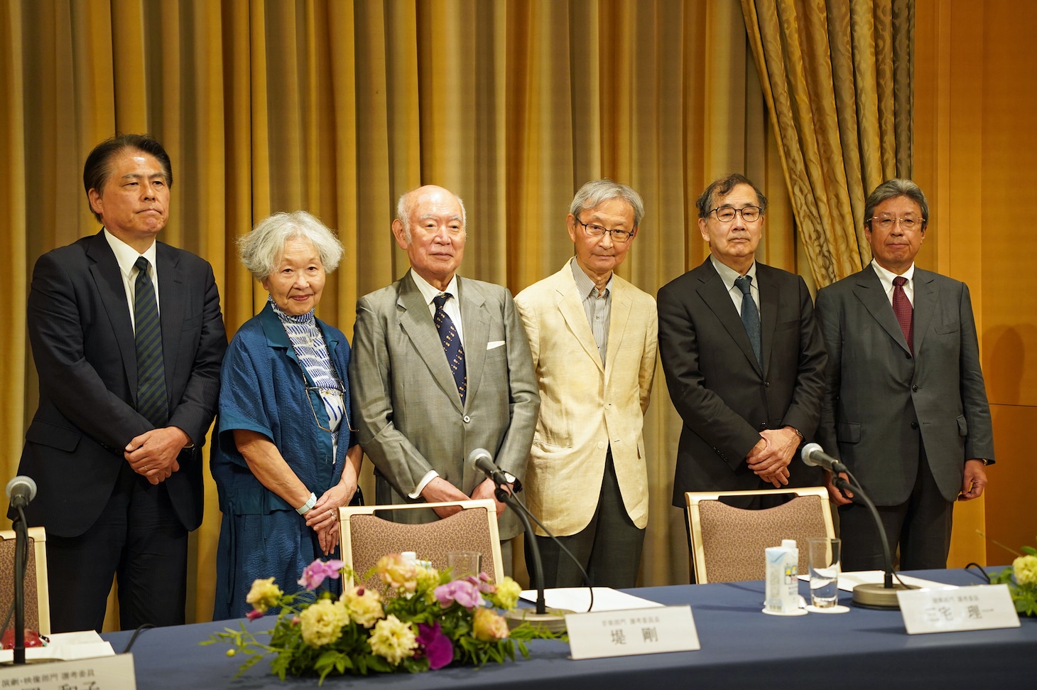 第36回高松宮殿下記念世界文化賞 受賞者発表記者会見の出席者。左から世界文化賞事務局長の蔭山実、松岡和子、音楽部門選考委員長の堤剛、建築部門選考委員の三宅理一、絵画 / 彫刻部門選考委員の建畠哲、アジア推薦委員会副委員長の今井尚哉。